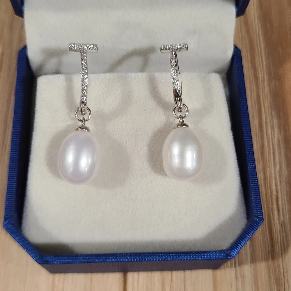 🤍🩶NEW🤍🩶BEAUTIFUL!! T Huggies with CZ'S and Freshwater Pearl Earrings - Picture 14 of 14